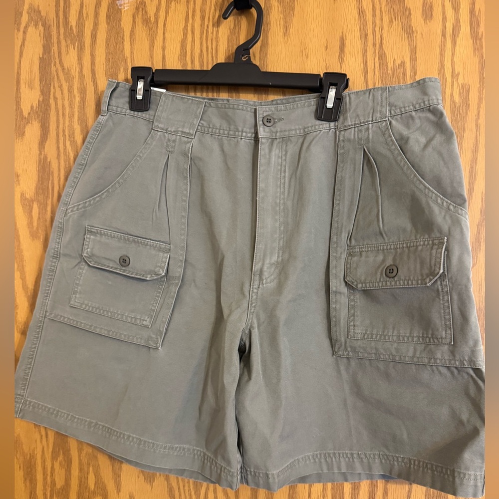 Woman’s Cabela’s 7 Pocket Hiker Shorts. Size 18 Lots of Pockets. 8 inch Inseam